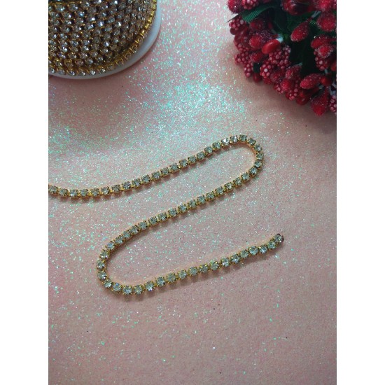 Стразовая цепочка 3 мм цв. белый кристалл в золоте, цена за 50 см